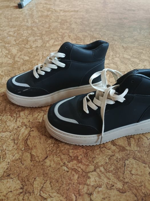 Женские кроссовки