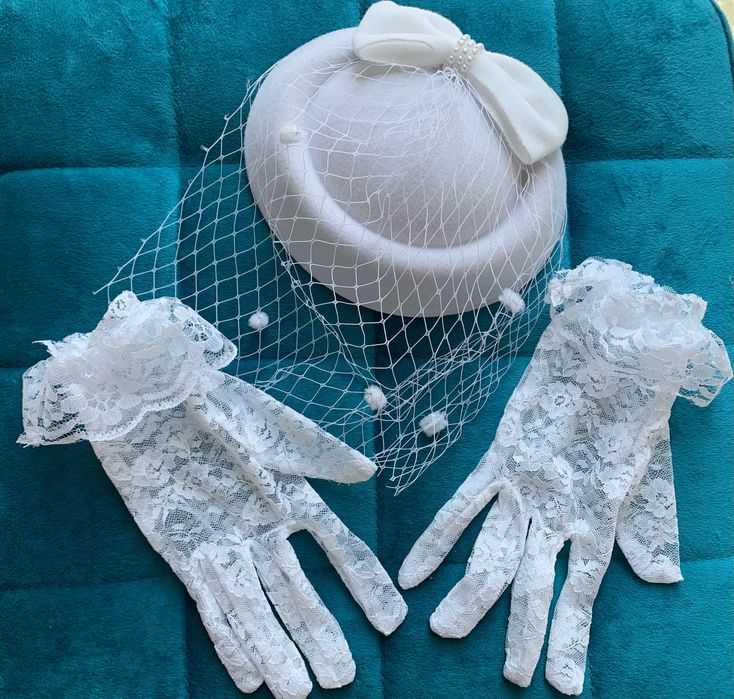 Pălărie și mănuși albe