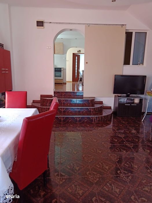 Casă spațioasă cu etaj și teren generos, zona urbană