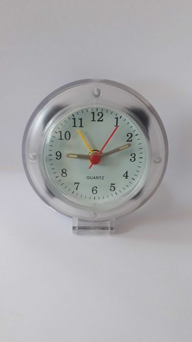 часовник будилник кварцов за маса и път уникален и красив