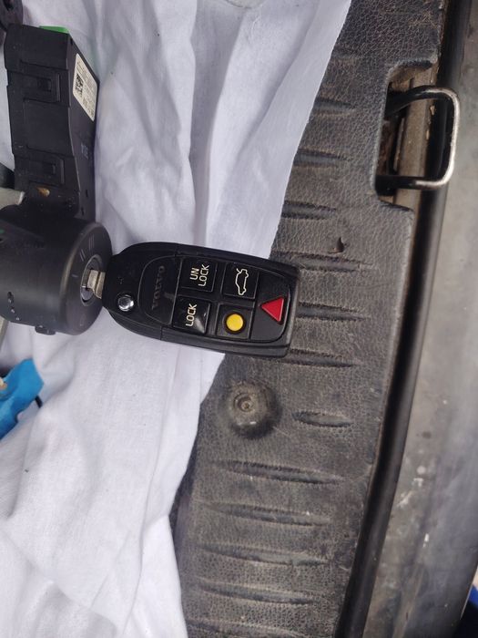 Discuri de frână și contact cu cheie Volvo , tobă de eșapament  și baie ulei Vw, jenti Ford.