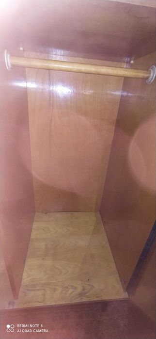 Kiyimlar uchun shkaf