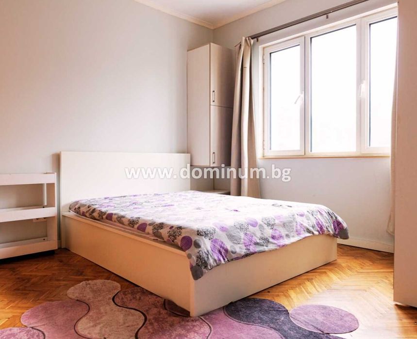 Продава се обзаведен тристаен апартамент на бул. Прага