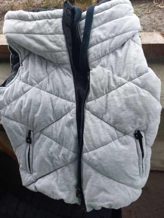 Vesta grosuta cu gluga