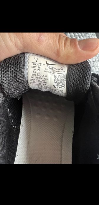 Adidasi nike.