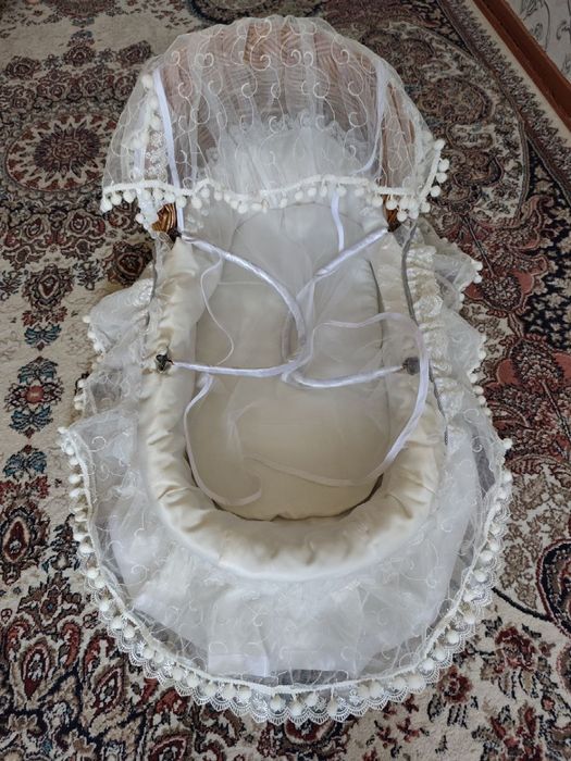 Детская кровать и корзина для малышей