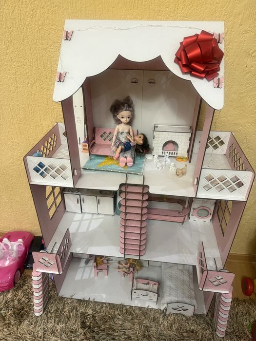 Деревянный кукольный дом