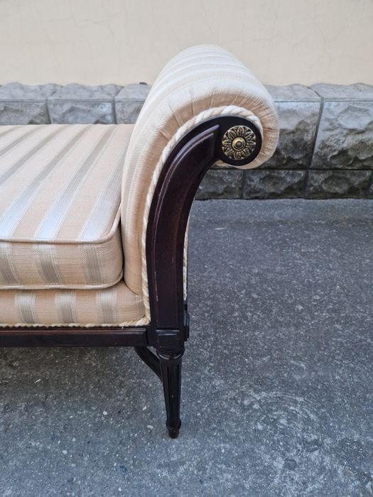 Страхотен антикварен марков испанска диван канапе