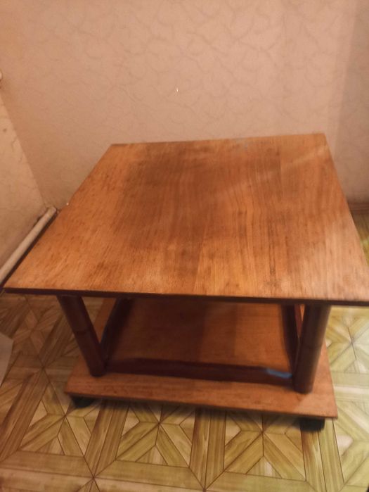 Продам два столика