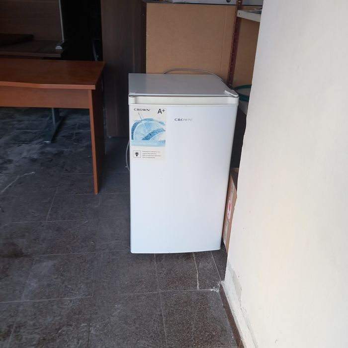 Офис оборудване хладилник бюра стол