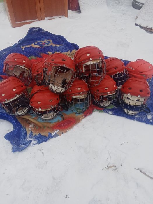 Хоккейные шлемы и форма
