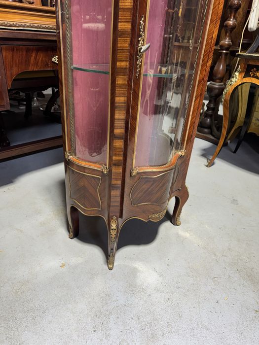 Vitrina din lemn masiv cu intarsii si elemente bronz