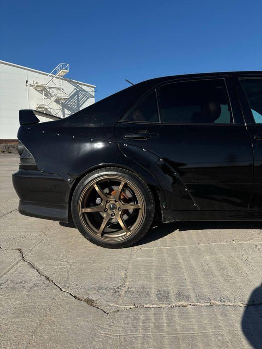 Автомобиль Lexus IS 200