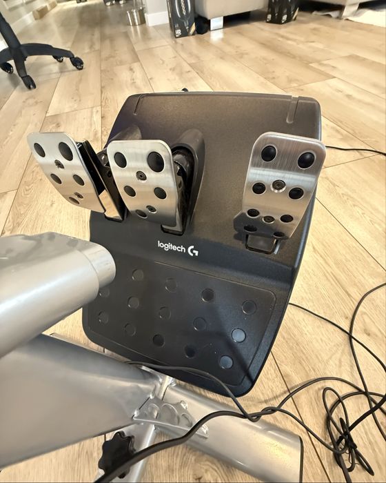 Set Racing Complet - Scaun gaming PLAYSEAT Cockpit Ev + Volan LOGITECH