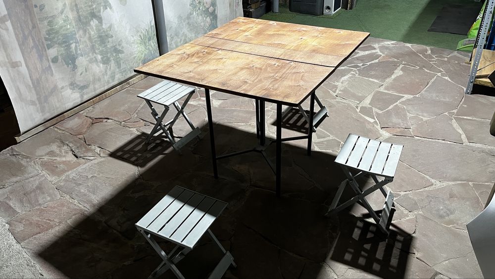 Складные стол и стулья