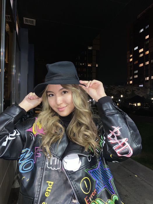 Кожаная куртка с рисунками