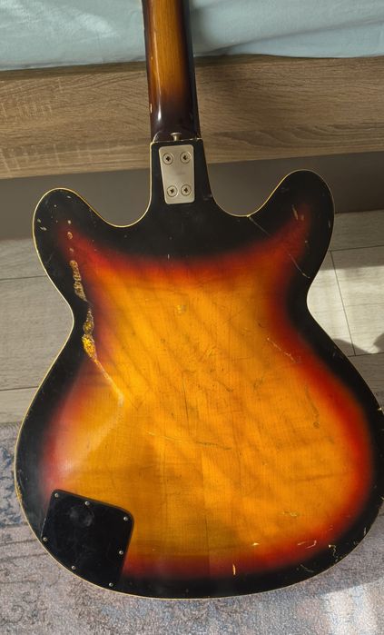 Ретро полуакустична електрическа китара Framus