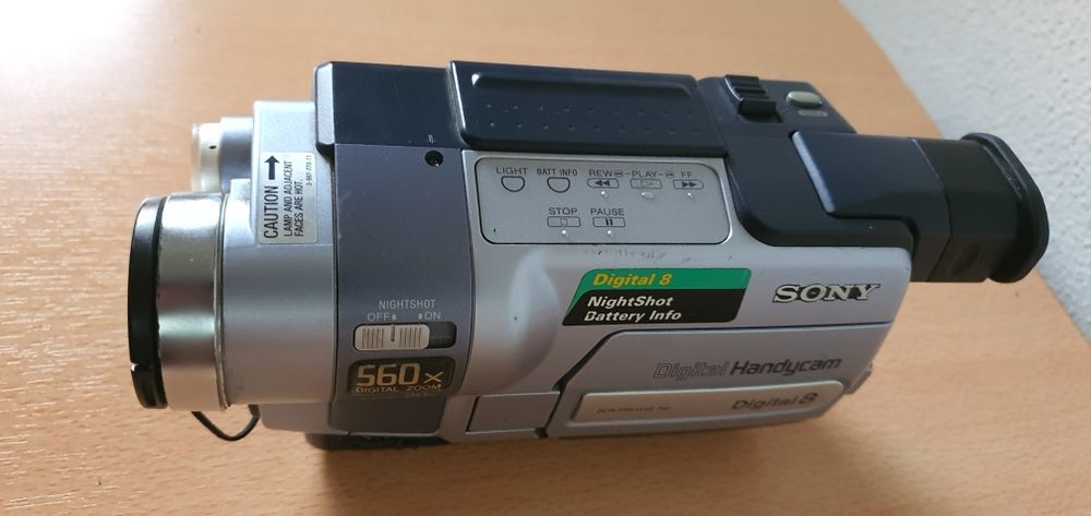 Vând cameră video digital  8 Sony DCR-TRV145E defectă