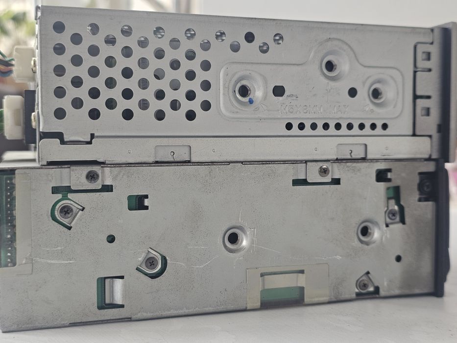 Vand radiocaetofon si magazie CDuri originale Nissan