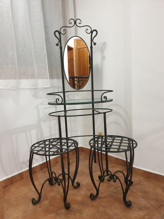 Тоалетка със стъклена основа и огледало от ковано желязо