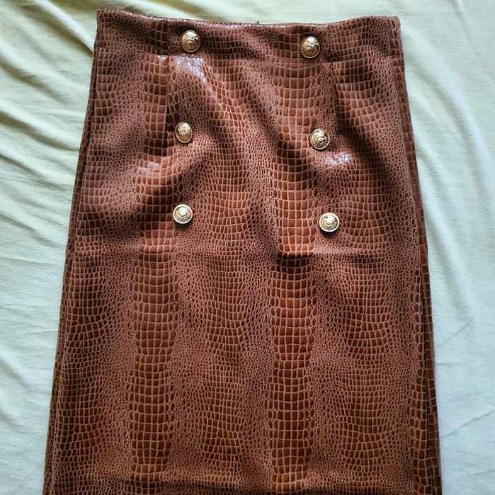 Fusta midi imitatie piele nasturi aurii
