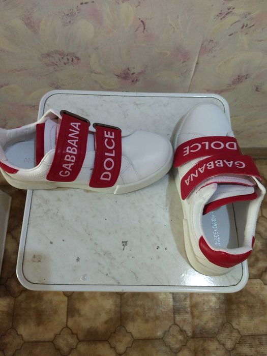 Продам кроссовки женские