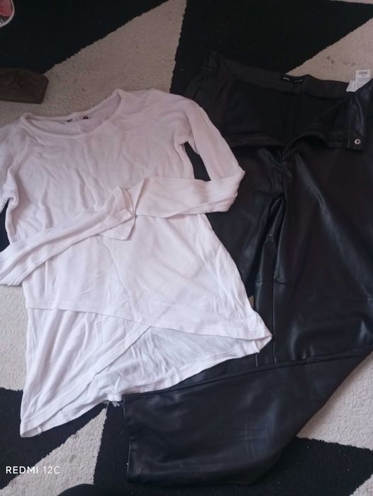 Актуален модел кожен панталон и актуална блузка туника.