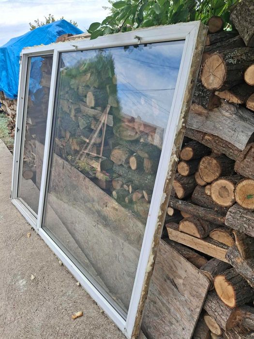 PVC прозорец с комарник и щори.