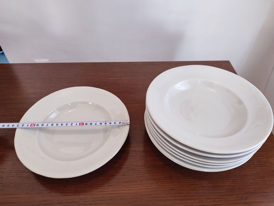 Порцеланови чинии и съдове