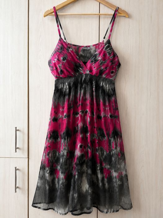 Rochie midi vaporoasa roz negru cu bretele ajustabile