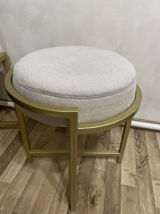 Срочно продам стол на колёсах и 4 пуфика