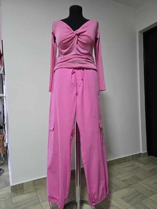 Pantaloni dama fucsia cu buzunare laterale si pe picior