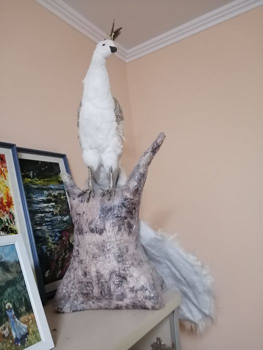 Птица Самрук на подставке