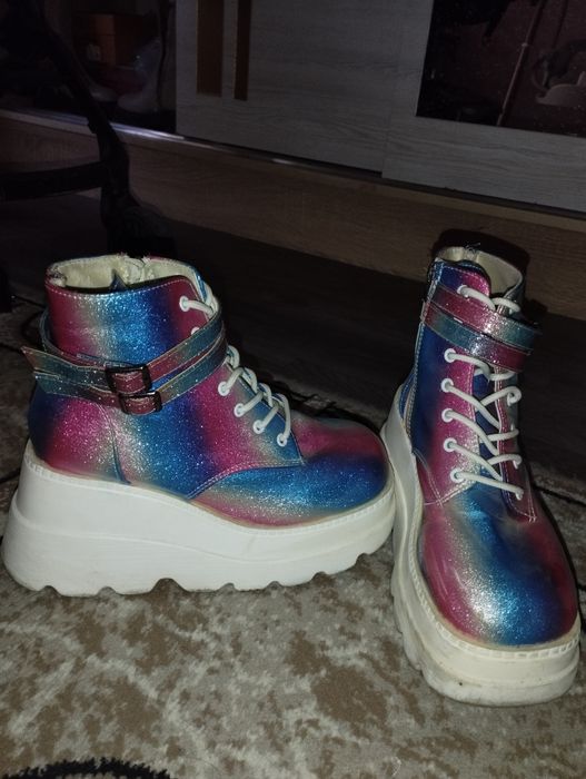 Продаются Ботинки.