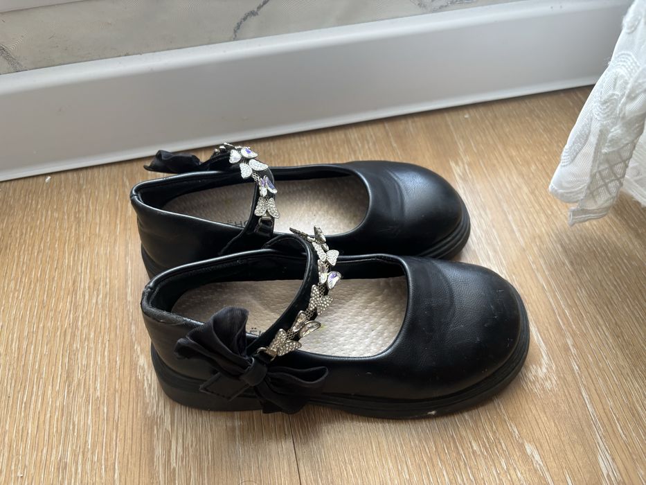 Продам детские туфли