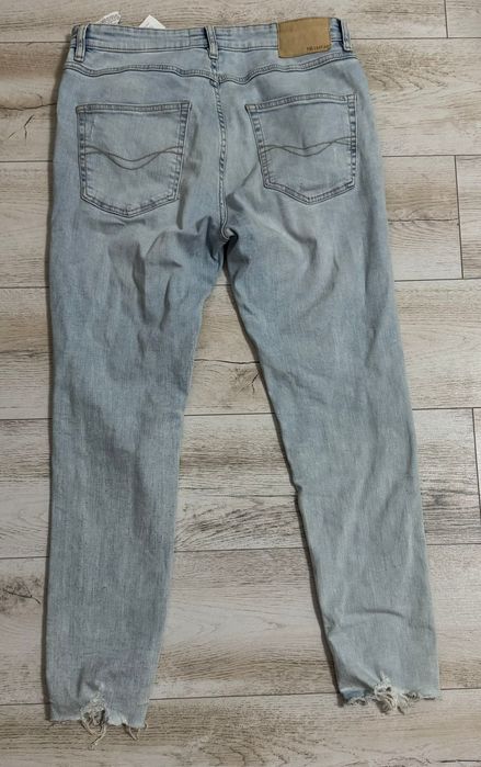 Blugi Pull&Bear albastru deschis, rupți în genunchi