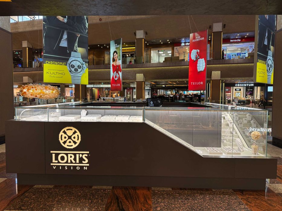 Vând Insulă Comercială Mall 12mp - Configurație aprobată Iulius Mall Timișoara (Gri Mat, Sticlă 10mm, BLUM)