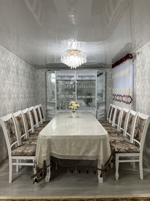 Стол, стулья, сервант