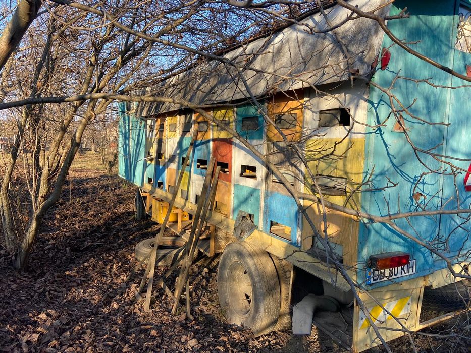 Vand vagon/ remorca/ stupină.