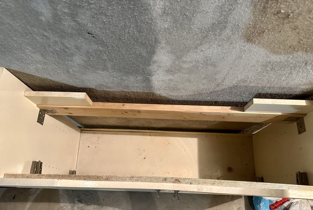 Шкаф за баня с умивалник