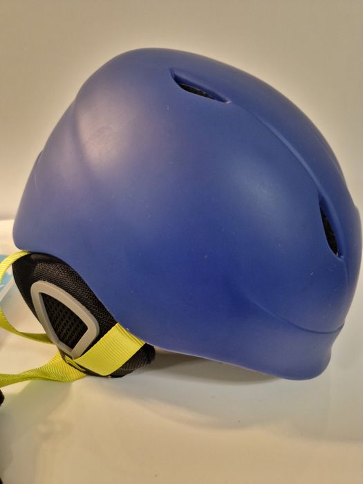 Детска каска за ски и сноуборд в отлично състояние