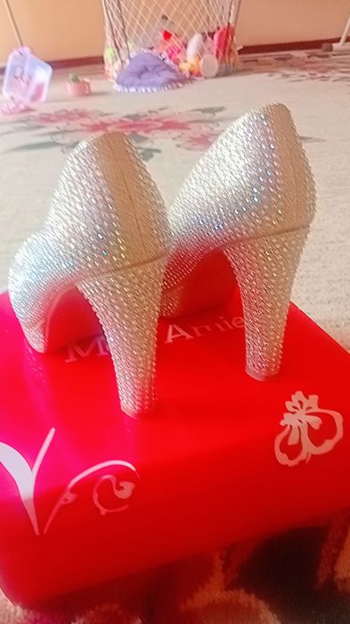 Вечерние туфли сотилади