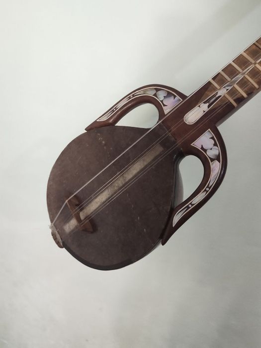 Qashqar rubobi sotiladi.Ovozi tiniq.Usto oʻlmasni ruboblaridan