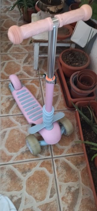 Trotineta pentru copii cu roti luminoase