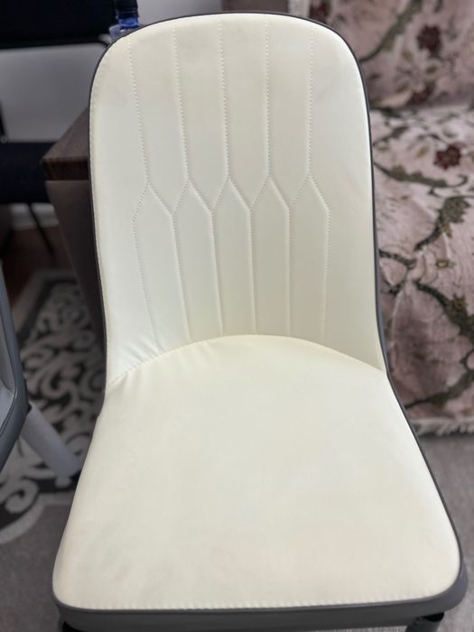 Стол со 6 стулями