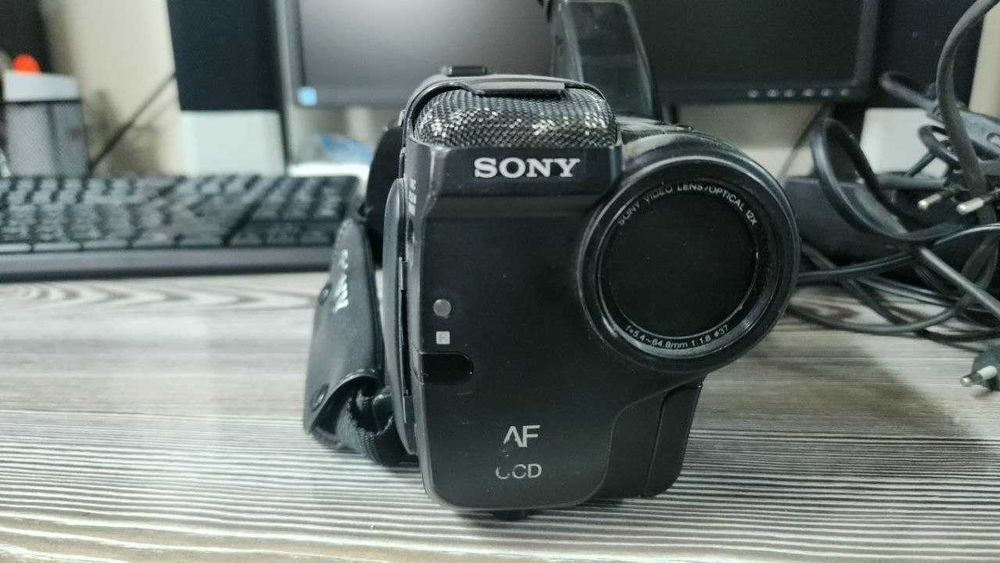 Срочно кассетали видеокамера SONY СОТИЛАДИ.