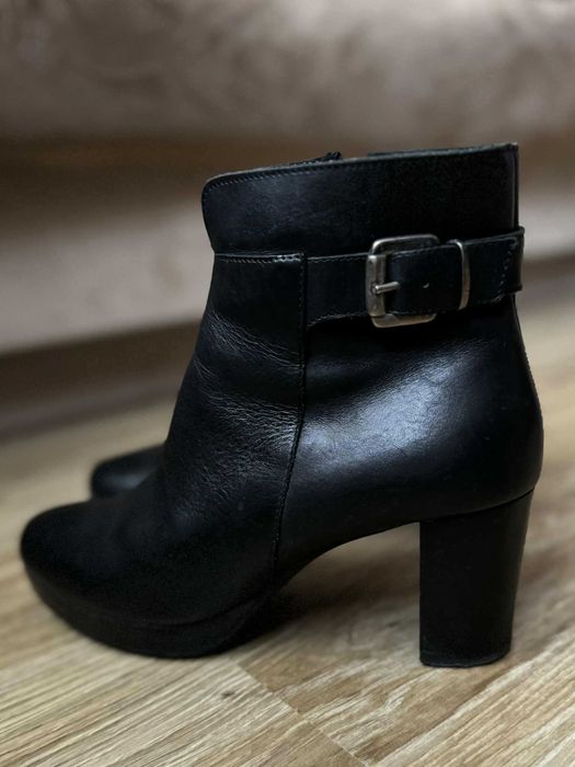 Черни боти, естествена кожа, в отлично състояние. Коледна оферта: -15%