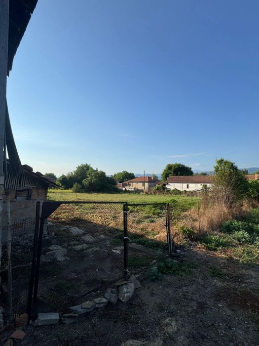 Дворно място в регулация , 1 декар граничещо с 2 улици, без ток и вода