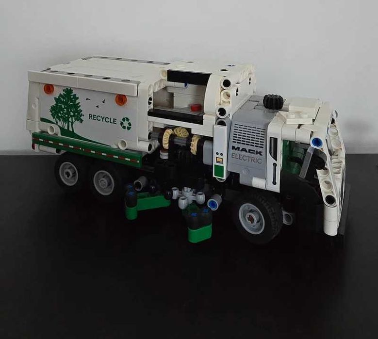 Lego Technic - Mack LR Electric Garbage Truck (42167)