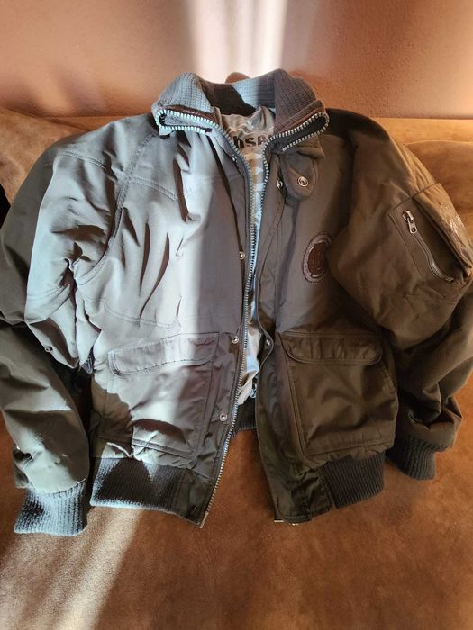 Geacă de iarnă groasă și călduroasă – mărime M-L – 40 lei negociabil